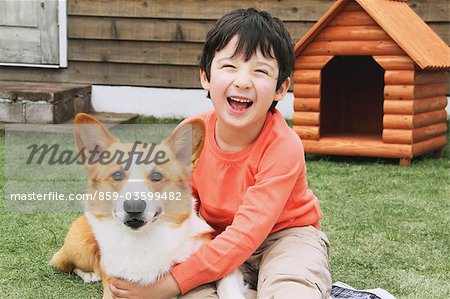 Pembroke Welsh Corgi et garçon relaxant