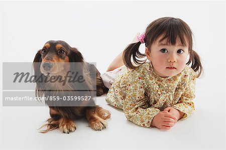 Miniature Dachshund und ein Mädchen