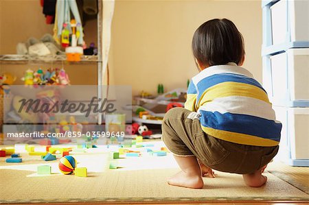 Garçon jouant avec des jouets