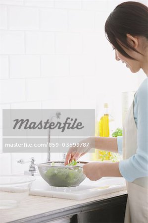 Femme dans la cuisine