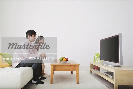 Japonais Couple regarder la télévision