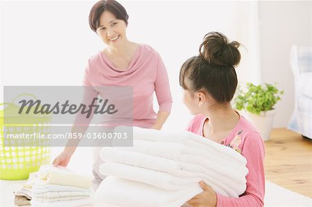 Großmutter und Enkelin mit Wäsche