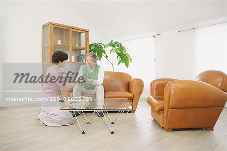 Altes Paar entspannenden im Wohnzimmer