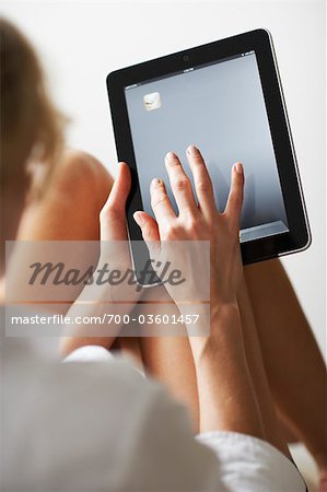 Femme utilisant iPad