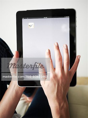 Femme utilisant iPad