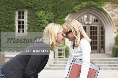 Mère et fille en face de l'école