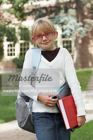 Fille d'aller à l'école