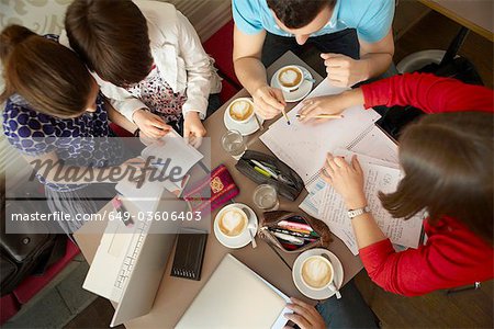 Étudiants qui étudient dans un café