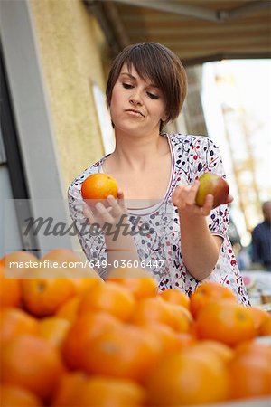Adolescent dans un étal de fruits
