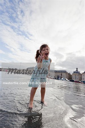 Mädchen spielen im Wasser, Miroir d ' eau, Bordeaux, Aquitanien, Frankreich