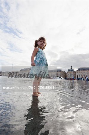 Mädchen stand im Wasser, Miroir d ' eau, Bordeaux, Aquitanien, Frankreich