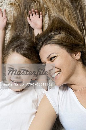 Mutter und Tochter lachend