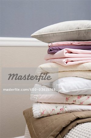 Pile de linge de lit et les oreillers