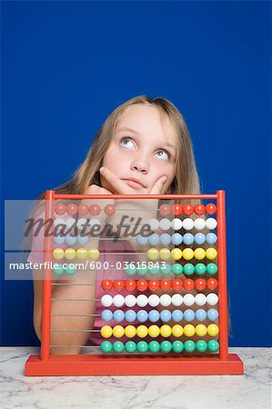 Jeune fille en comptant avec Abacus