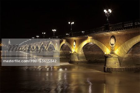 Pont de Pierre bei Nacht, Bordeaux, Gironde, Aquitaine, Frankreich