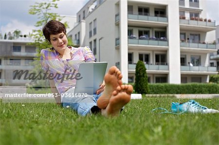 Jeune femme à l'aide d'iPad en herbe
