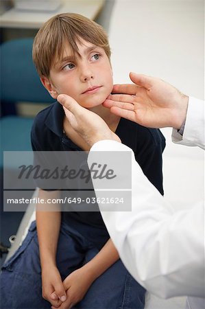 Arzt untersuchen junge