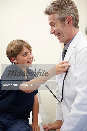Jeune garçon écoute au cœur de médecins