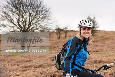 Frau mit Fahrrad in Landschaft