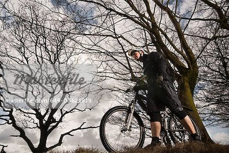 Mann mit Mountainbike in Landschaft