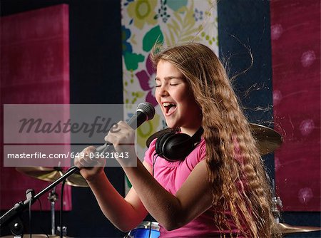 Jeune fille chantant en studio
