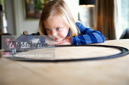 Fille jouant avec un petit train