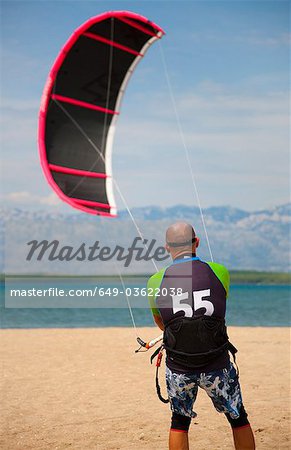 Kitesurfer kite se prête