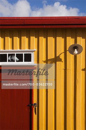 Gelben Holzhaus mit roten Tür