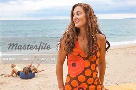 Portrait de femme au bord de mer