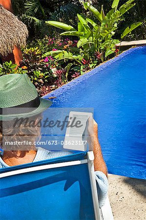 Menschen lesen ebooks auf Chaise im freien