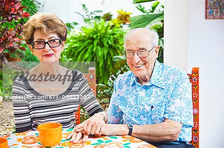 Portrait de couple senior en plein air