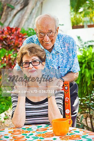 Portrait de couple senior en plein air