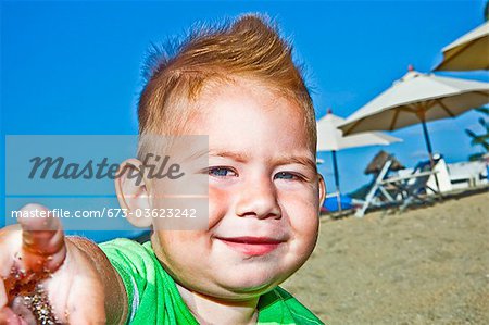 kleiner Junge am Strand