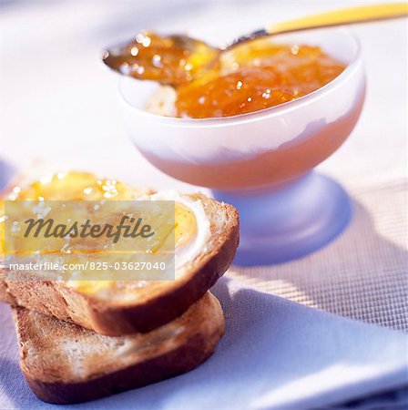 Orange Konfitüre und Scheiben Brot und Marmelade