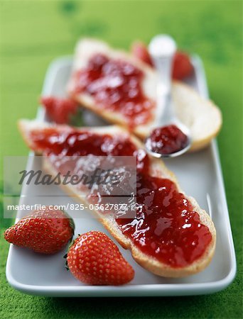 Erdbeermarmelade auf eine Scheibe Brot