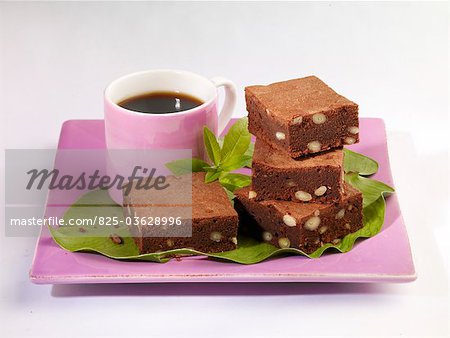 Carrés de gâteau humide au chocolat et au gingembre