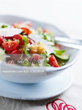 Salade de légumes et fromage