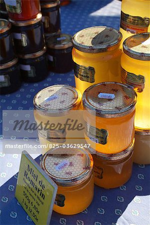 Miel de romarin sur un étal de miel