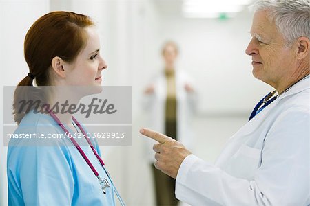 Arzt sprechen um Krankenschwester