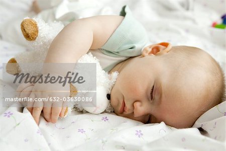 Kind schläft mit Stofftier