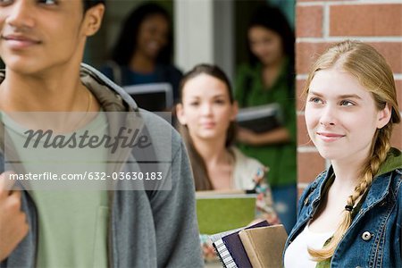 Junge Frau bewundernden Schüler zu Fuß vorbei an