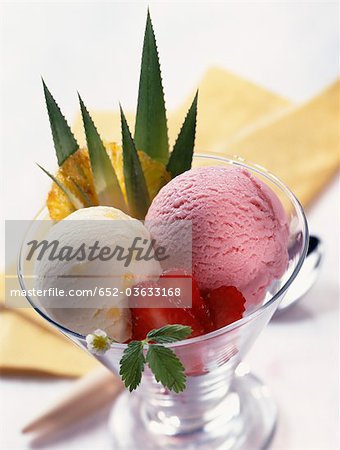 Crème glacée aux fraises et ananas