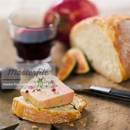 Foie gras sur une tranche de pain Foie gras sur une tranche de pain