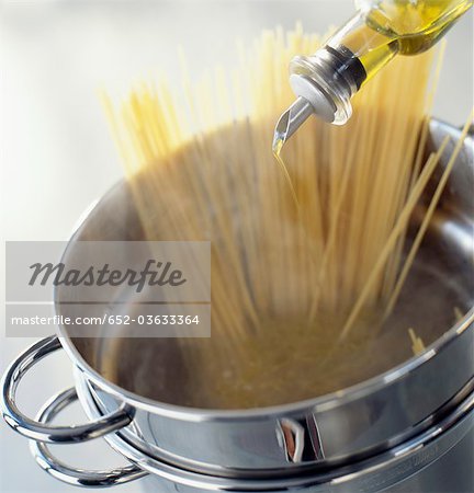 Ajout d'une goutte d'huile d'olive dans les cuisine spaghettis