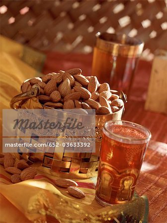 Amandes et un verre de thé Amandes et un verre de thé