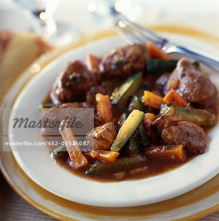 Lamm anbraten mit Karotten und Zucchini