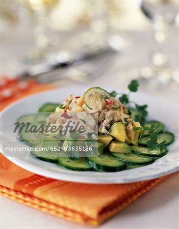 Concombre en tranches en forme de fleur avec la dorade et tartare d'avocat