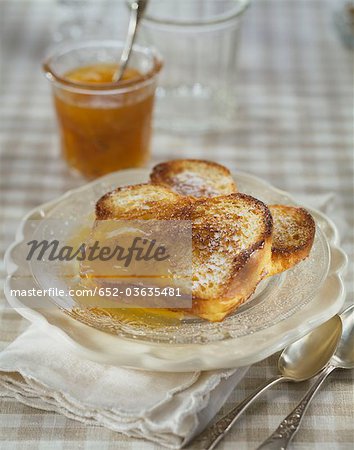 Brioche French Toast mit Marillenmarmelade