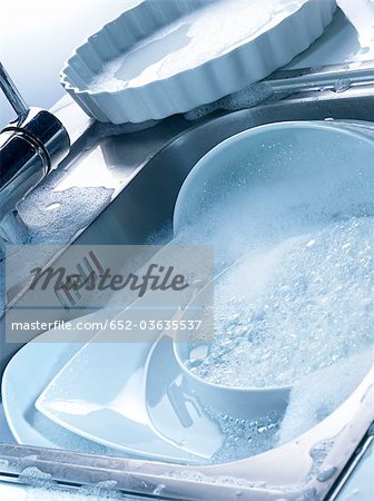 Geschirr in der Spüle waschen Geschirr in der Spüle waschen