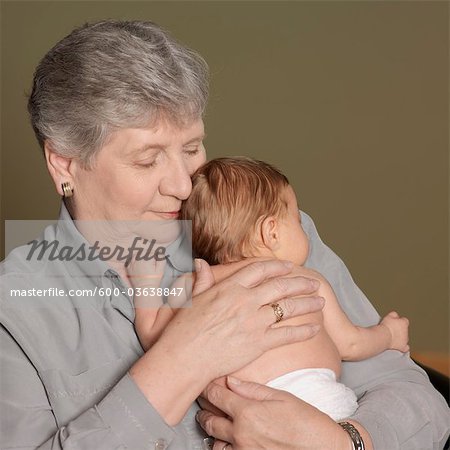 Grand-mère Holding Baby